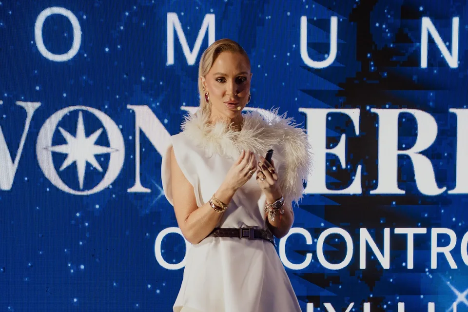 Dra. Hyllua no palco apresentando o WonderFullFace